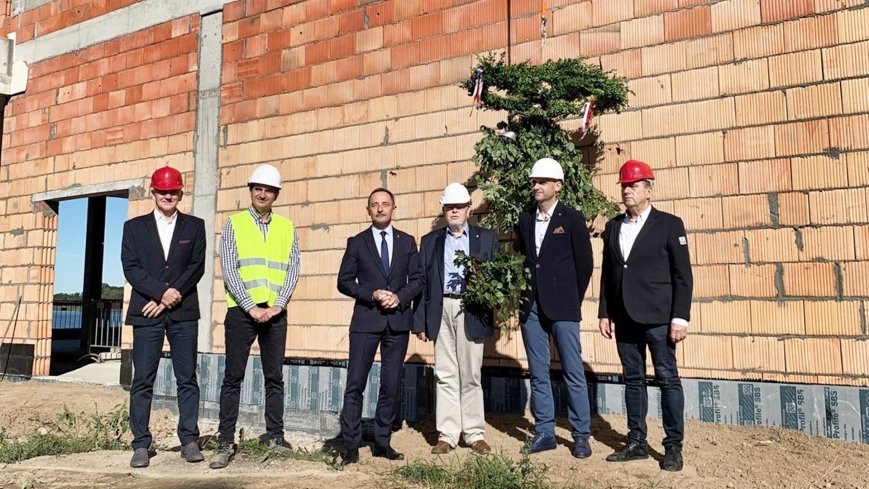 Symboliczne zawieszenie wiechy na budowie nowej siedziby muzeum