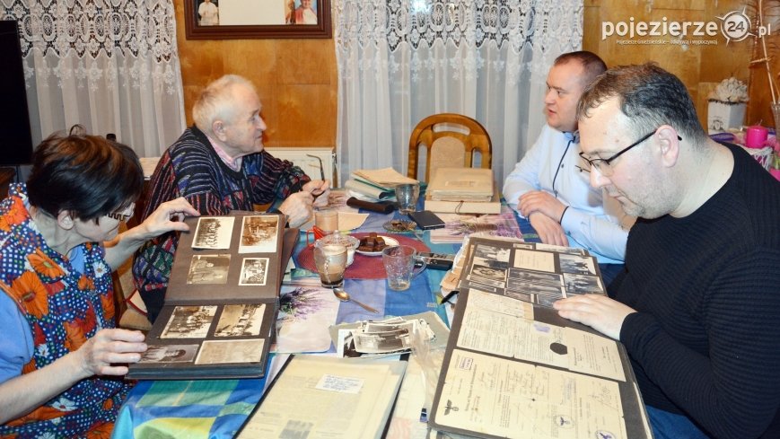 Unikatowe fotografie, dokumenty i kroniki. Niecodzienne spotkanie w Posługowie