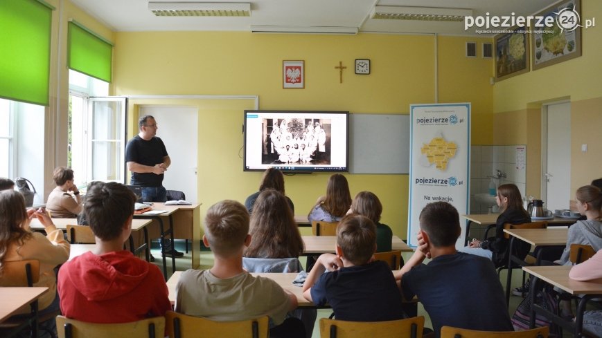 O niemieckiej zbrodni na „Dziekance” w szkole w Szczytnikach Duch.