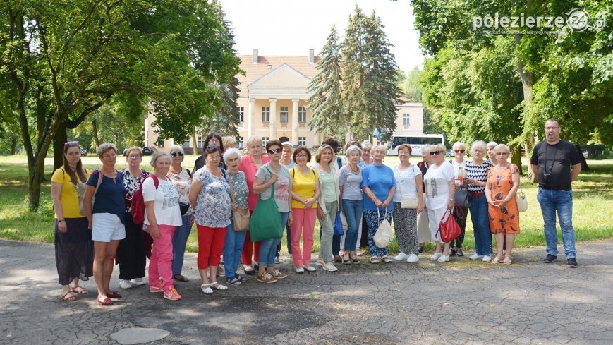 Seniorzy z Poznania zwiedzali Niechanowo