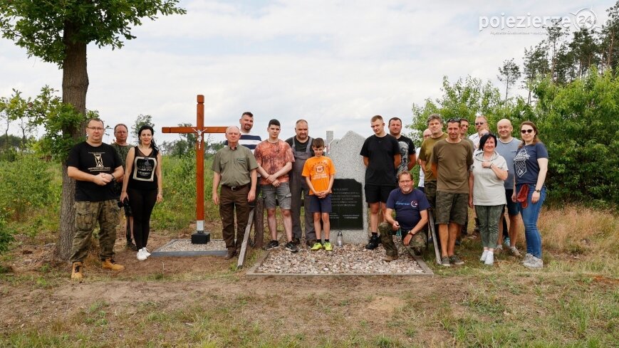 Fundacja Historyczna „Przywracamy Pamięć” postawiła krzyż przy „dołach śmierci”!