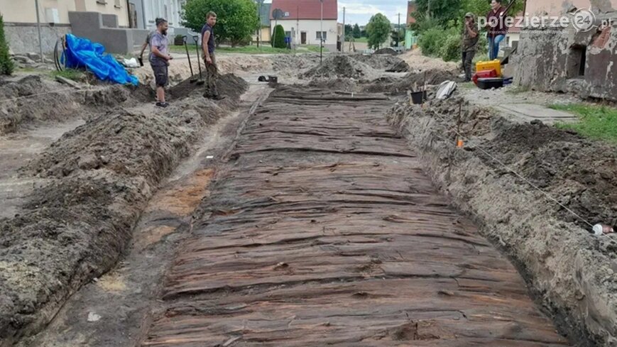 Wyjątkowe znalezisko w Łeknie! Odkryto drewnianą drogę z późnego średniowiecza!