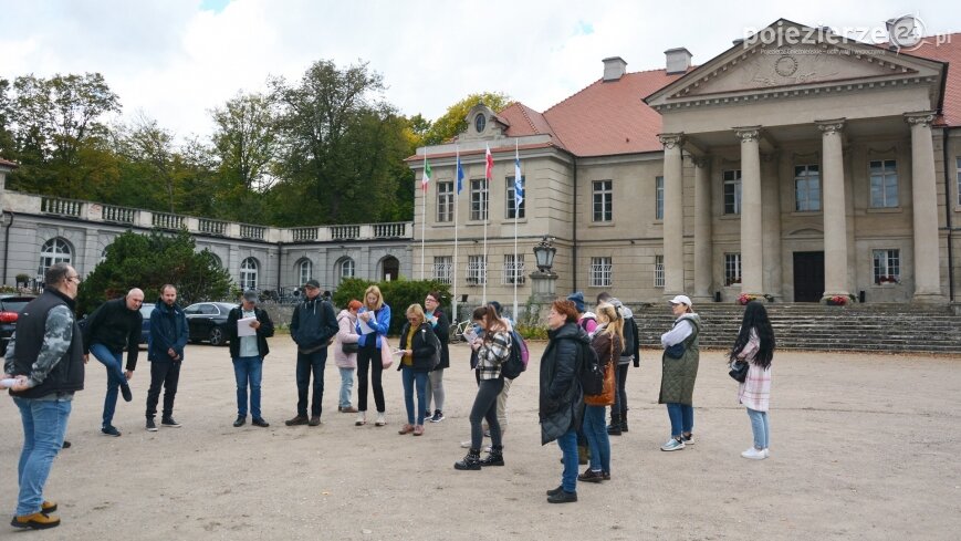 Uczestnicy kursu przewodnickiego po Szlaku Piastowskim zwiedzali pałac w Czerniejewie