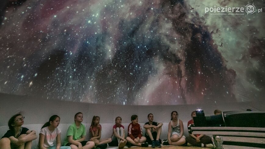 Czy w kosmosie pływają wieloryby? Mobilne planetarium Kopernika w Zdziechowie