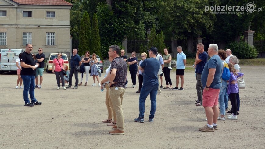 Z Karolem Soberskim poznawali dzieje pałacu Czerniejewo