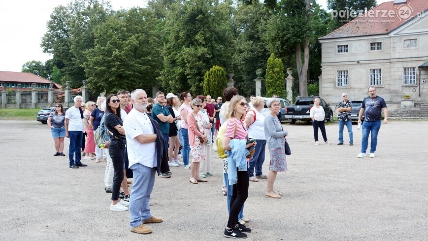 Czerniejewska rezydencja w sierpniowym słońcu