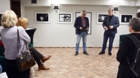 „Ślady” – magiczna wystawa w magicznym Dworze Skrzynki