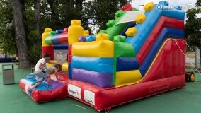 Czy inwestycja w dmuchańce się opłaca? Prosty model liczenia zwrotu dla firm eventowych