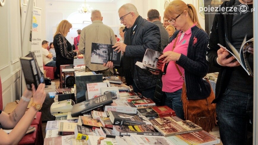 Zapraszamy do pałacu w Czerniejewie na Kiermasz Książek i Pchli Targ!
