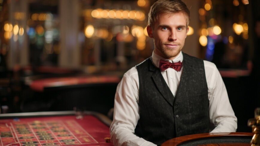 Ile zarabia krupier w polskim kasynie w 2026?