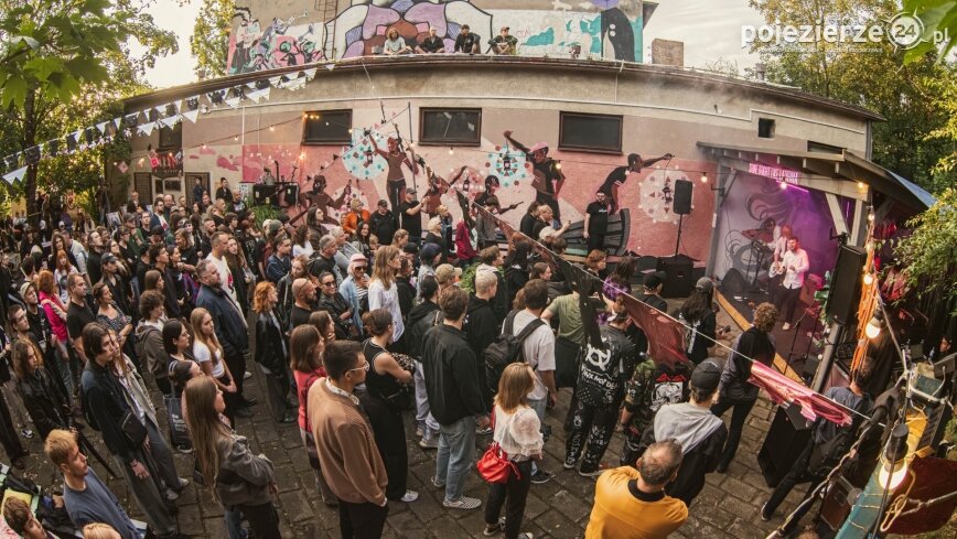 Muzyk z Turcji, dj’ka z Karaibów i Jan Holoubek – rusza lato pełne kultury w Latarni na Wenei!