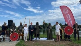 Mieszko I i Dobrawa dołączyli do Traktu Królewskiego. Gniezno odsłoniło wyjątkową rzeźbę rodziców pierwszego króla Polski