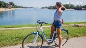 Wokół jezior na dwóch kółkach – jak zaplanować malowniczą trasę rowerową i połączyć ją z wypoczynkiem nad wodą?