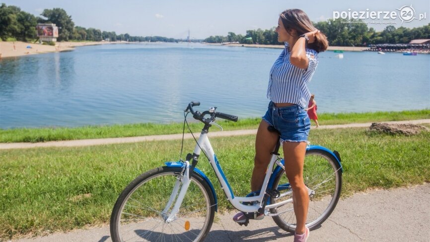 Wokół jezior na dwóch kółkach – jak zaplanować malowniczą trasę rowerową i połączyć ją z wypoczynkiem nad wodą?