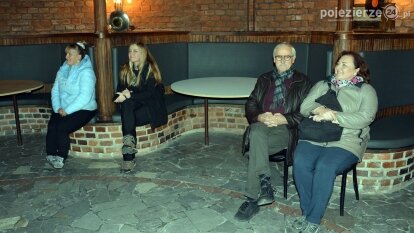 W listopadowej aurze zwiedzali pałac Czerniejewo