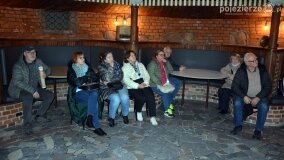 W listopadowej aurze zwiedzali pałac Czerniejewo - zdjęcie 26