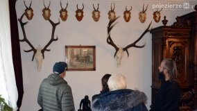 W listopadowej aurze zwiedzali pałac Czerniejewo - zdjęcie 23