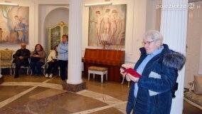 W listopadowej aurze zwiedzali pałac Czerniejewo - zdjęcie 22