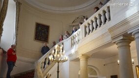 W listopadowej aurze zwiedzali pałac Czerniejewo - zdjęcie 21