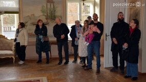 W listopadowej aurze zwiedzali pałac Czerniejewo - zdjęcie 20