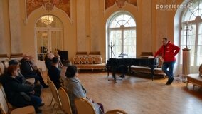 W listopadowej aurze zwiedzali pałac Czerniejewo - zdjęcie 18