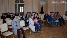 W listopadowej aurze zwiedzali pałac Czerniejewo - zdjęcie 17