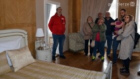 W listopadowej aurze zwiedzali pałac Czerniejewo - zdjęcie 16