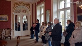 W listopadowej aurze zwiedzali pałac Czerniejewo - zdjęcie 15