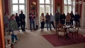 W listopadowej aurze zwiedzali pałac Czerniejewo - zdjęcie 14