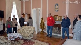 W listopadowej aurze zwiedzali pałac Czerniejewo - zdjęcie 10
