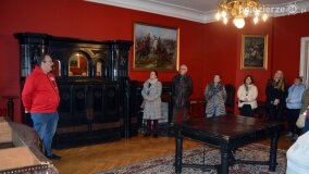 W listopadowej aurze zwiedzali pałac Czerniejewo - zdjęcie 9