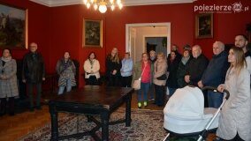 W listopadowej aurze zwiedzali pałac Czerniejewo - zdjęcie 8