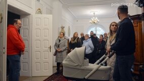 W listopadowej aurze zwiedzali pałac Czerniejewo - zdjęcie 6