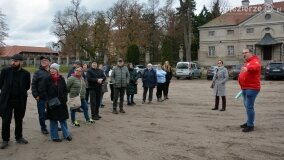 W listopadowej aurze zwiedzali pałac Czerniejewo - zdjęcie 2