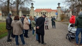 W listopadowej aurze zwiedzali pałac Czerniejewo - zdjęcie 1