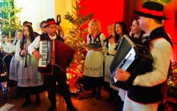 Kolędowanie z zespołem „Modraki” z Kaszub w Pałacu w Zdziechowie - zdjęcie 10