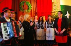 Kolędowanie z zespołem „Modraki” z Kaszub w Pałacu w Zdziechowie - zdjęcie 5