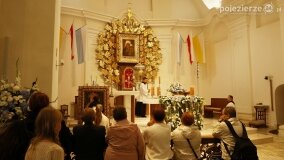 Rzesze wiernych na odpuście w Sanktuarium Maryjnym w Dąbrówce Kościelnej - zdjęcie 35