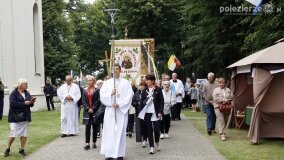 Rzesze wiernych na odpuście w Sanktuarium Maryjnym w Dąbrówce Kościelnej - zdjęcie 26