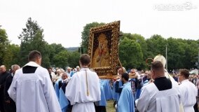 Rzesze wiernych na odpuście w Sanktuarium Maryjnym w Dąbrówce Kościelnej - zdjęcie 20
