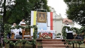 Rzesze wiernych na odpuście w Sanktuarium Maryjnym w Dąbrówce Kościelnej - zdjęcie 17