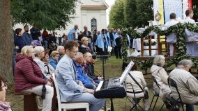 Rzesze wiernych na odpuście w Sanktuarium Maryjnym w Dąbrówce Kościelnej - zdjęcie 16