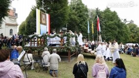 Rzesze wiernych na odpuście w Sanktuarium Maryjnym w Dąbrówce Kościelnej - zdjęcie 14