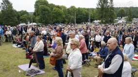 Rzesze wiernych na odpuście w Sanktuarium Maryjnym w Dąbrówce Kościelnej - zdjęcie 11