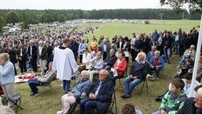 Rzesze wiernych na odpuście w Sanktuarium Maryjnym w Dąbrówce Kościelnej - zdjęcie 10