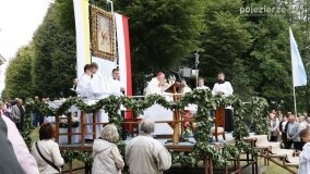 Rzesze wiernych na odpuście w Sanktuarium Maryjnym w Dąbrówce Kościelnej - zdjęcie 9