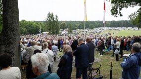 Rzesze wiernych na odpuście w Sanktuarium Maryjnym w Dąbrówce Kościelnej - zdjęcie 8