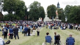 Rzesze wiernych na odpuście w Sanktuarium Maryjnym w Dąbrówce Kościelnej - zdjęcie 2