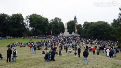 Rzesze wiernych na odpuście w Sanktuarium Maryjnym w Dąbrówce Kościelnej