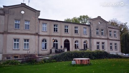 Pałac w Modliszewie wieczorową porą...